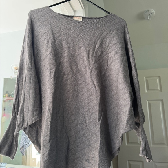 Boat neck, very soft, with batwing sleeves. Color - gray | Size: M/L - Picture 6 of 7